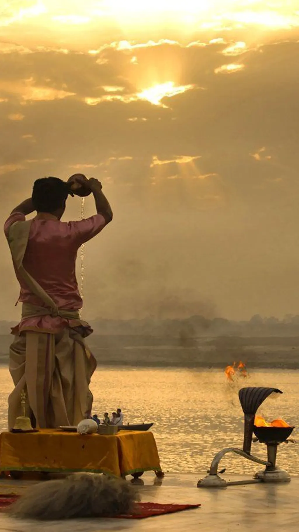 सूर्य देव को जल चढ़ाते समय भूलकर भी न करें ये गलतियां! जानें सही नियम