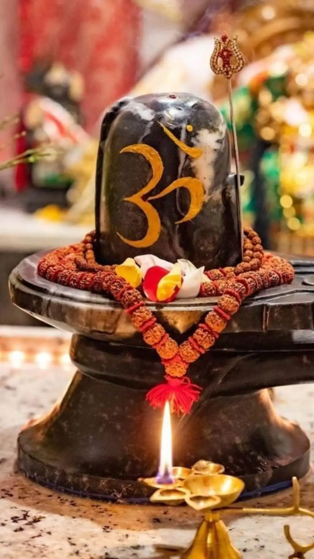 भूलकर भी शिवलिंग पर नहीं चढ़ानी चाहिए ये 4 चीजें